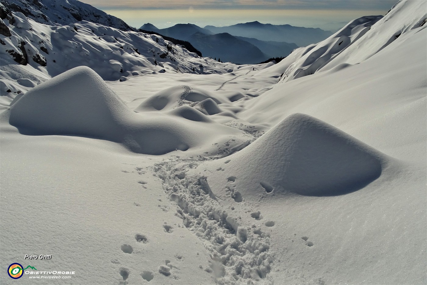 58 Discesa tra 'dune' di neve.JPG